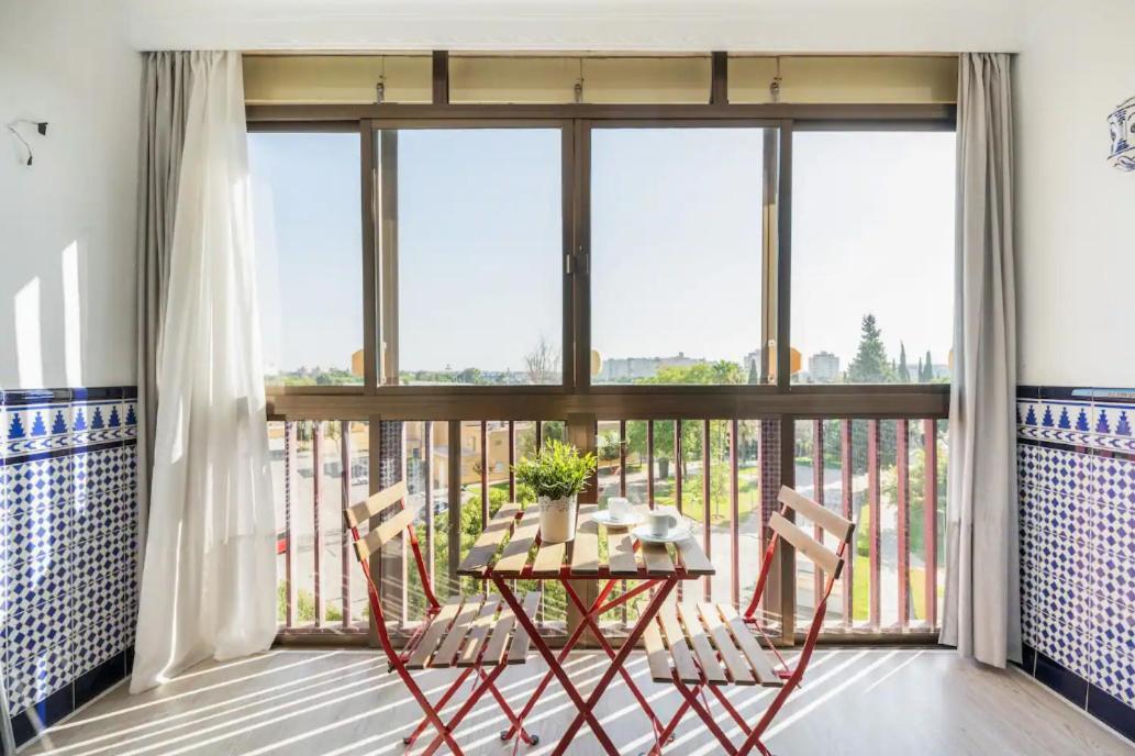 Apartamento Amplio Con 4 Habitaciones Y 2 Banos - Great Apartment With 4 Rooms - 2 Baths إشبيلية المظهر الخارجي الصورة