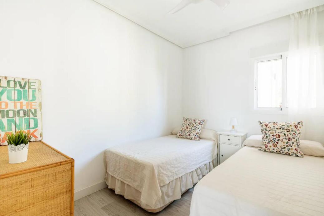 Apartamento Amplio Con 4 Habitaciones Y 2 Banos - Great Apartment With 4 Rooms - 2 Baths إشبيلية المظهر الخارجي الصورة